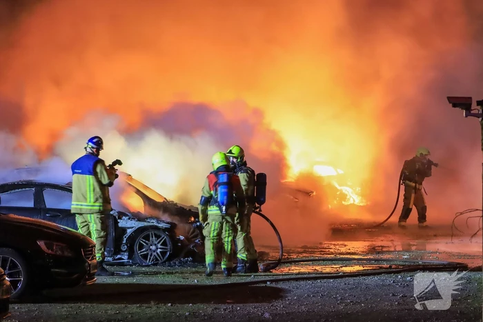 Meerdere voertuigen uitgebrand bij zeer grote brand
