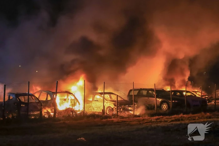 Meerdere voertuigen uitgebrand bij zeer grote brand