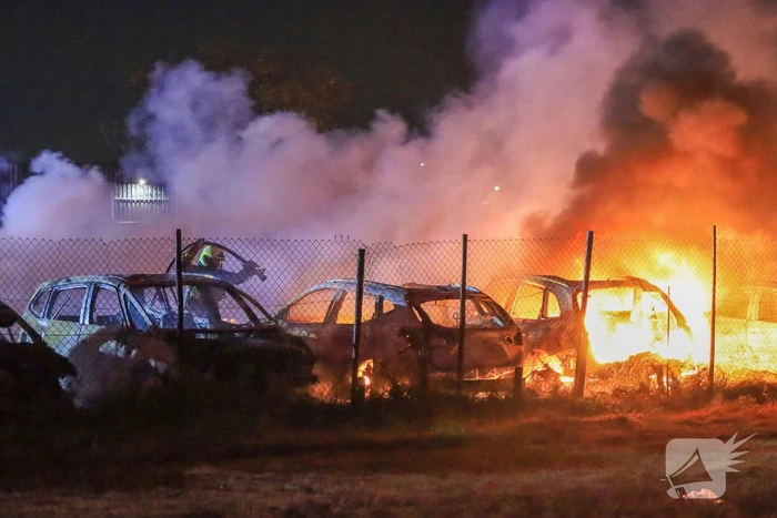 Meerdere voertuigen uitgebrand bij zeer grote brand