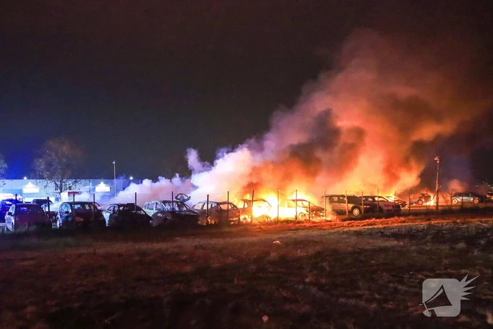 Meerdere voertuigen uitgebrand bij zeer grote brand