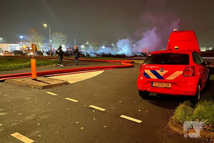Meerdere voertuigen uitgebrand bij zeer grote brand