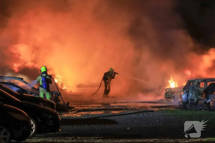 Meerdere voertuigen uitgebrand bij zeer grote brand