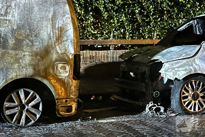 Twee voertuigen total-loss door brand