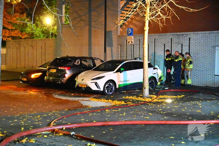 Autobrand na explosie bij elektrische auto