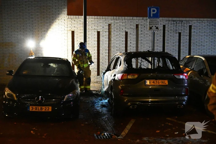 Autobrand na explosie bij elektrische auto