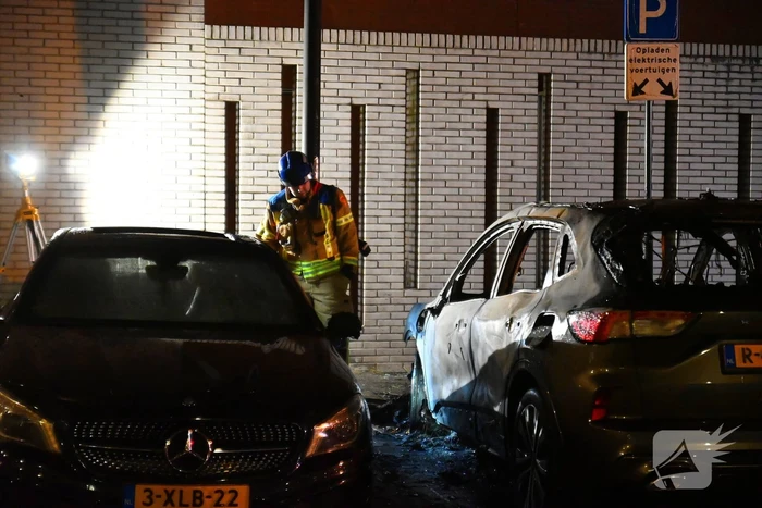 Autobrand na explosie bij elektrische auto