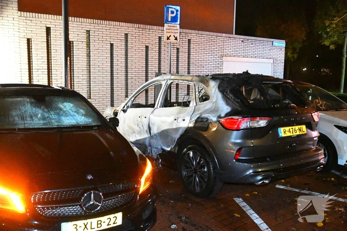 Autobrand na explosie bij elektrische auto