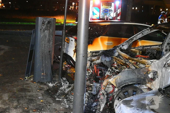 Autobrand na explosie bij elektrische auto