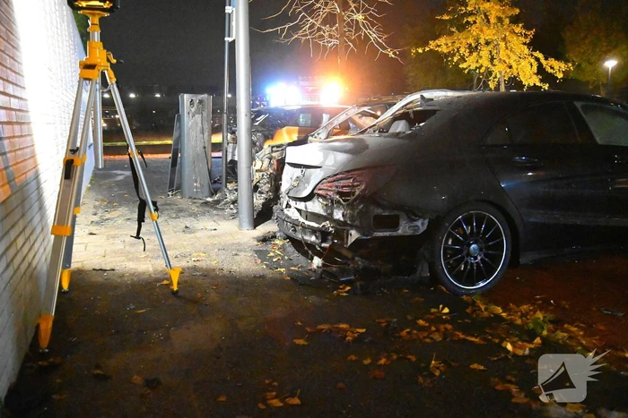 Autobrand na explosie bij elektrische auto