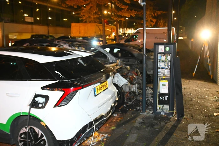 Autobrand na explosie bij elektrische auto