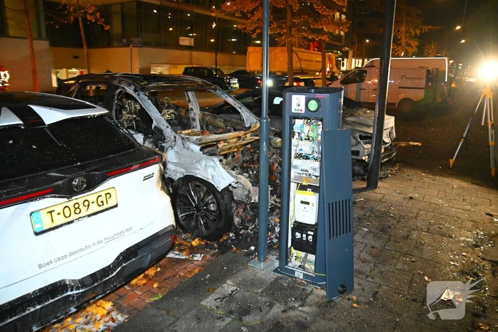 Autobrand na explosie bij elektrische auto