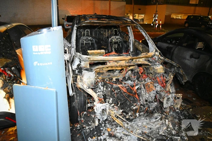 Autobrand na explosie bij elektrische auto