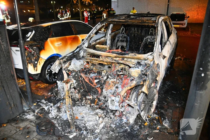 Autobrand na explosie bij elektrische auto