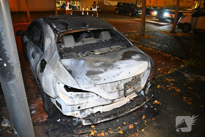 Autobrand na explosie bij elektrische auto