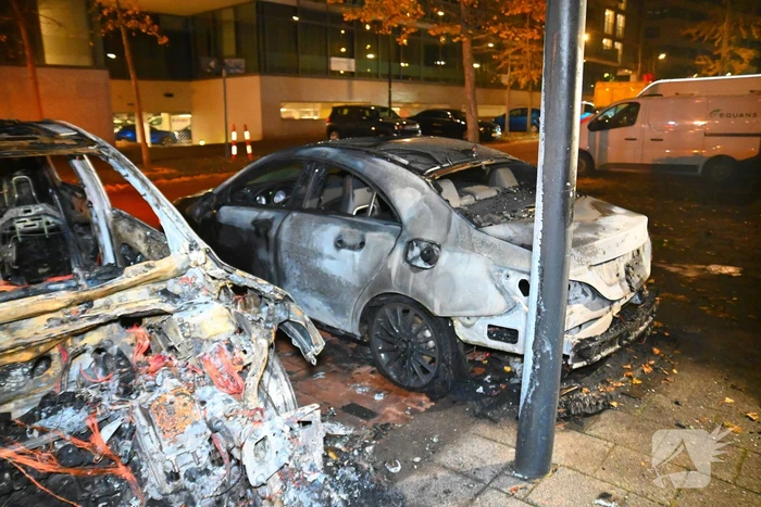 Autobrand na explosie bij elektrische auto