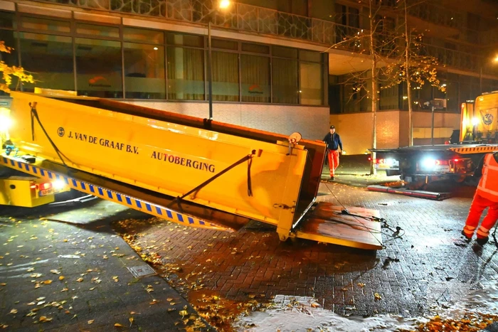 Autobrand na explosie bij elektrische auto