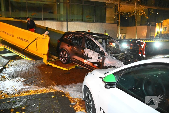 Autobrand na explosie bij elektrische auto