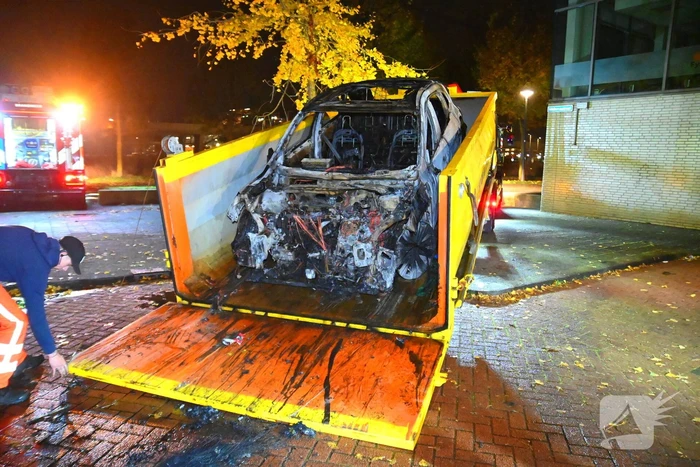 Autobrand na explosie bij elektrische auto