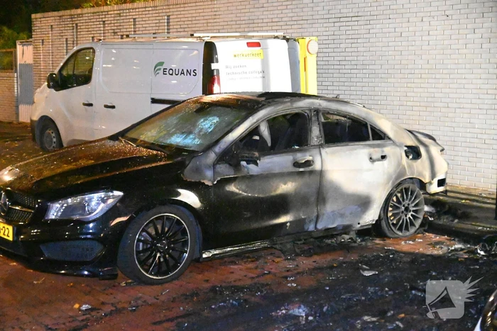 Autobrand na explosie bij elektrische auto