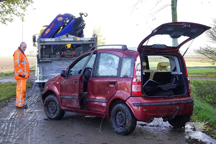 Bestuurster gewond nadat deze met auto te water raakt