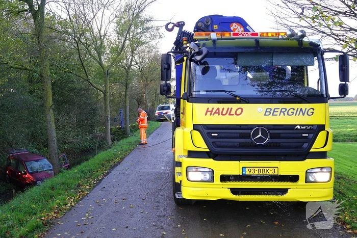 Bestuurster gewond nadat deze met auto te water raakt