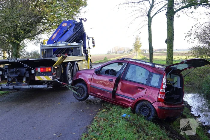 Bestuurster gewond nadat deze met auto te water raakt
