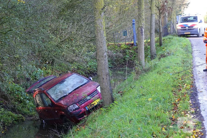 Bestuurster gewond nadat deze met auto te water raakt
