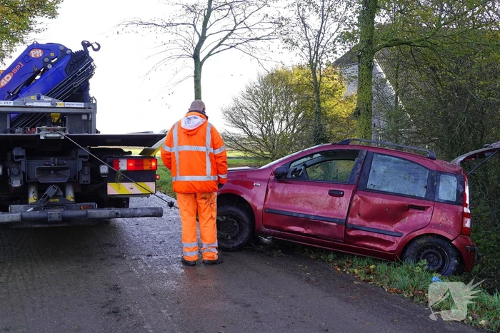 Bestuurster gewond nadat deze met auto te water raakt