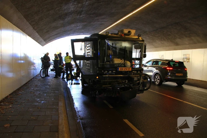 Fietser aangereden door veegwagen