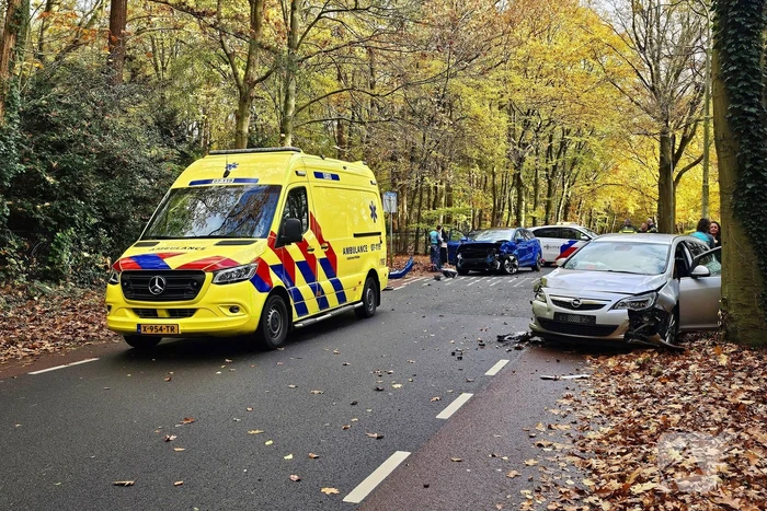 Flinke schade bij botsing tussen twee personenwagens