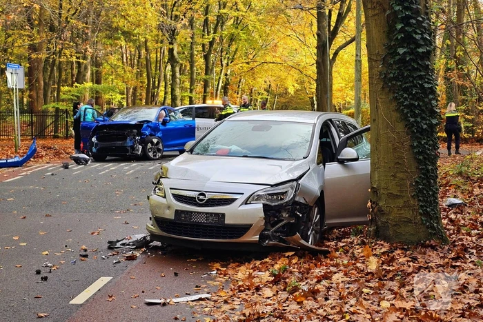 Flinke schade bij botsing tussen twee personenwagens
