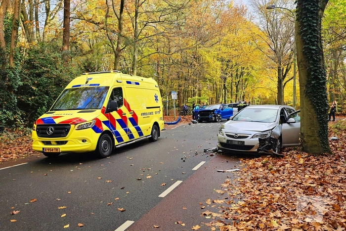 Flinke schade bij botsing tussen twee personenwagens