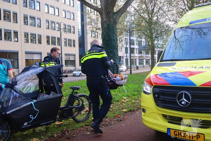 Persoon op bakfiets glijdt onderuit door bladeren op fietspad