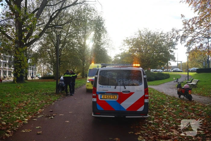 Persoon op bakfiets glijdt onderuit door bladeren op fietspad