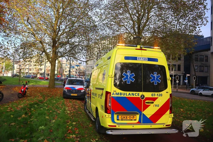 Persoon op bakfiets glijdt onderuit door bladeren op fietspad