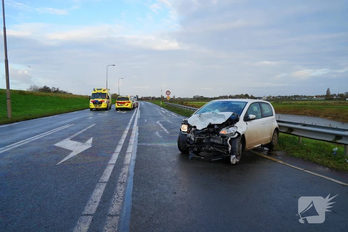 Schade na botsing tussen twee voertuigen
