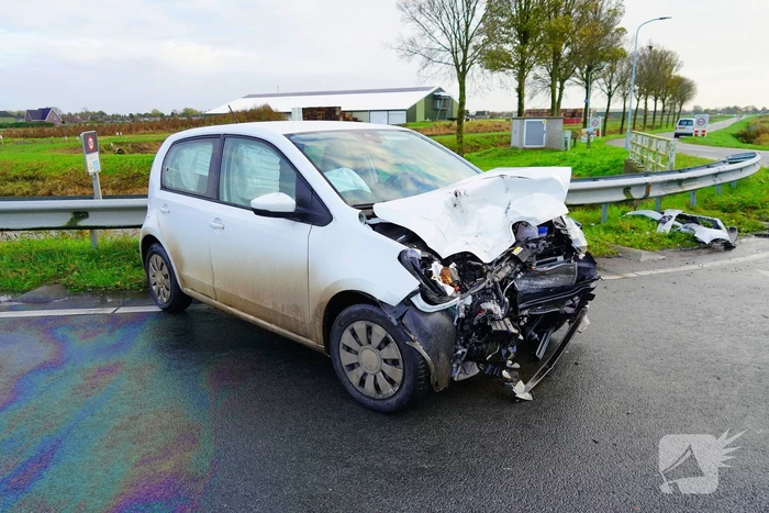 Schade na botsing tussen twee voertuigen