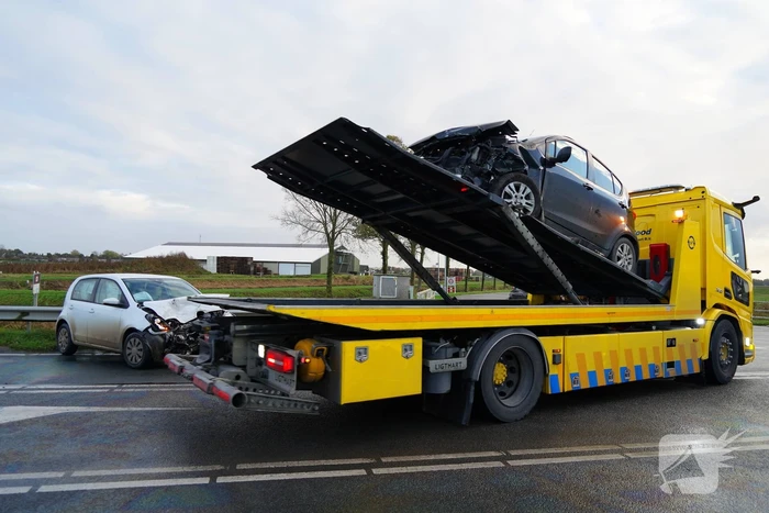 Schade na botsing tussen twee voertuigen