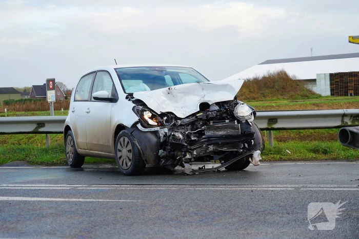Schade na botsing tussen twee voertuigen