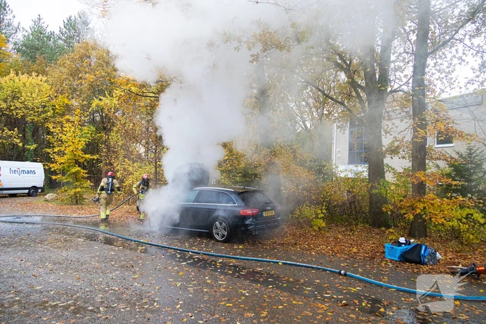 Brandweer blust brand in personenauto