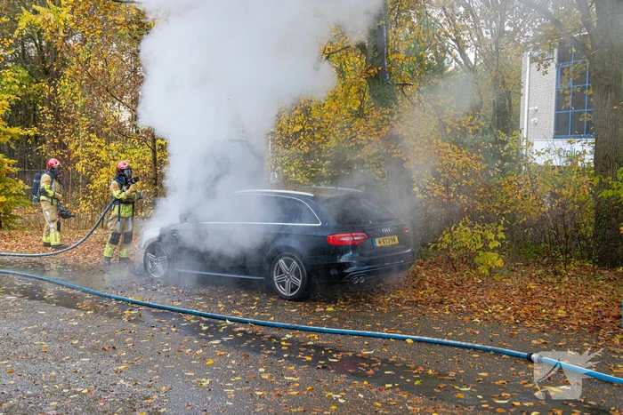 Brandweer blust brand in personenauto