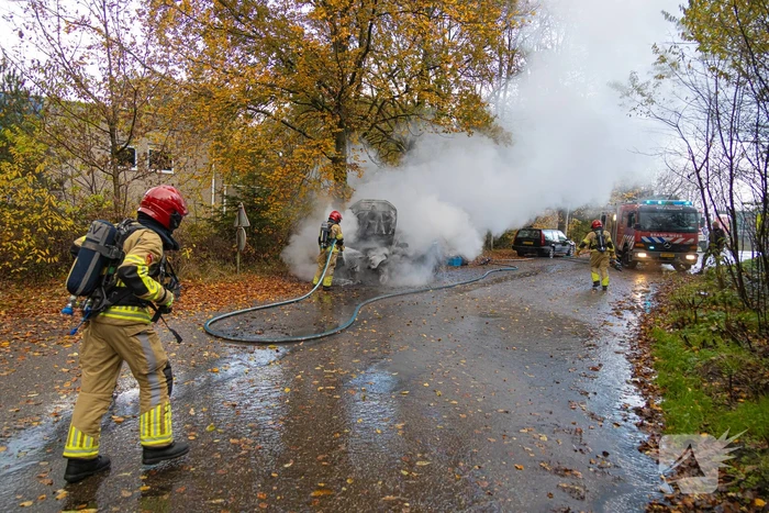 Brandweer blust brand in personenauto