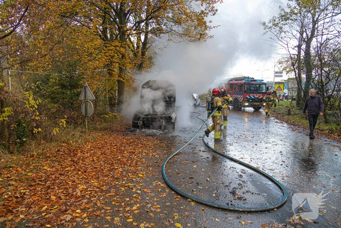 Brandweer blust brand in personenauto