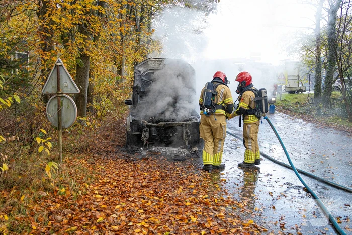Brandweer blust brand in personenauto