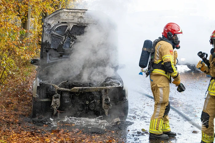 Brandweer blust brand in personenauto