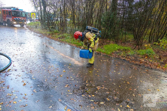 Brandweer blust brand in personenauto