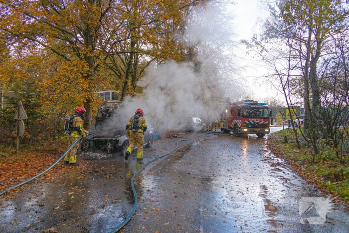 Brandweer blust brand in personenauto