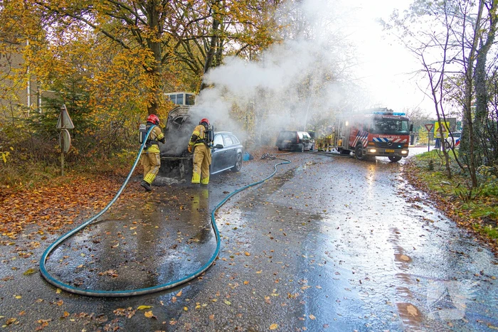 Brandweer blust brand in personenauto
