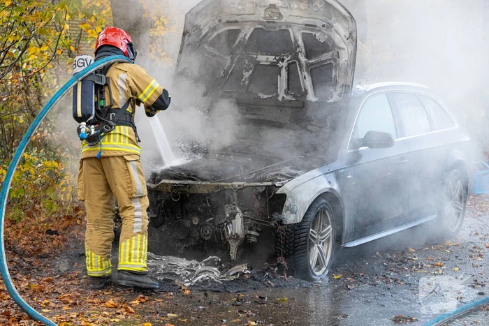 Brandweer blust brand in personenauto
