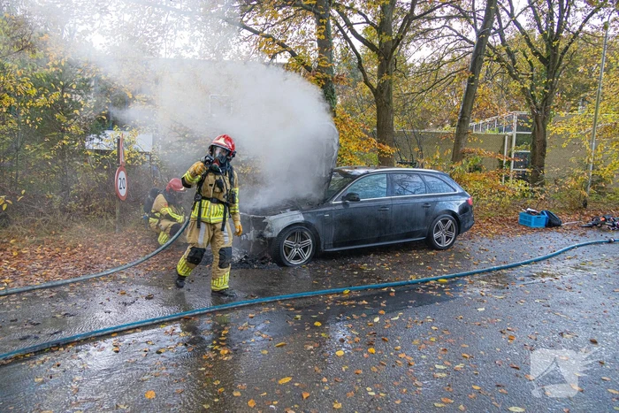 Brandweer blust brand in personenauto